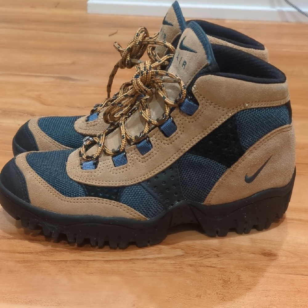 Nike Air ACG Regrind Hiking Boots - Size 9